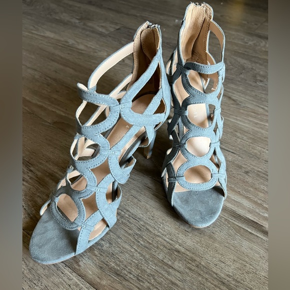 Kelly & Katie cut out design grey heels. Size 8 - Picture 2 of 4